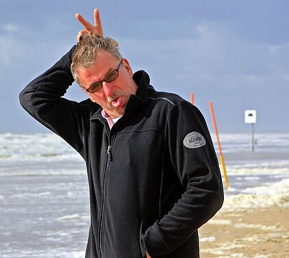 Albernder Mann am Meer